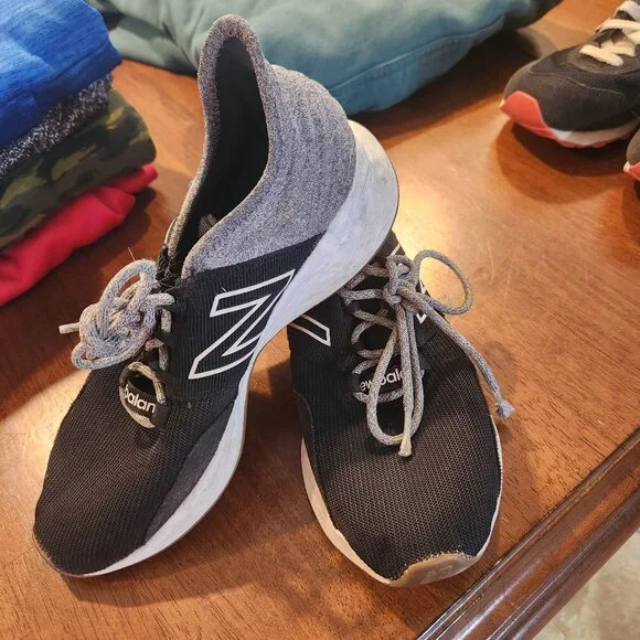 Sz 5 Boys New Balance- GUC - Picture 1 of 4